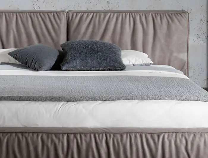 Zbliżenie na marszczoną tkaninę łóżka Bolsena